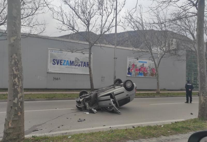 Prometna u Mostaru: Renault Clio završio na krovu